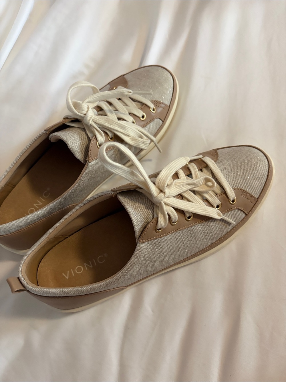 Vionic Women Cream and Tan Lace-Up Sneakers